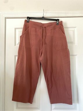 Women’s Athletic Works capri pants with two side  pockets